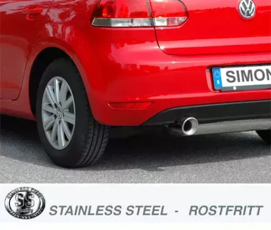 Primo piano posteriore di una Golf VI rossa. Si notano ruota, fanale, targa e scarico sportivo in acciaio inox con terminale (100 mm). In basso è presente un logo con la scritta "STAINLESS STEEL - ROSTFRITT".
