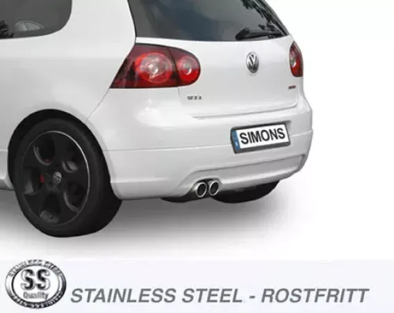 Vista posteriore di una Golf V bianca con sistema di scarico sportivo in acciaio inox 2x80 mm montato da Simons. L'auto ha cerchi scuri e il copri targa riporta la scritta "Simons". In primo piano c'è un logo con la scritta "STAINLESS STEEL - ROSTFRITT".