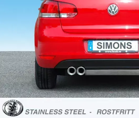 Vista posteriore di una VW Golf VI rossa con impianto di scarico sportivo in acciaio inox montato. L'impianto di scarico è dotato di 2 terminali, ciascuno con un diametro di 80 mm. La targa reca la scritta "Simons".