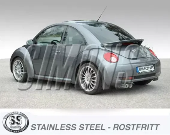 Vista posteriore di un New Beetle grigio con sistema di scarico sportivo Simons montato. L'impianto è dotato di due terminali, ciascuno con un diametro di 80 mm. La targa dell'auto riporta la dicitura "Simons". Sono visibili elementi in acciaio inox.
