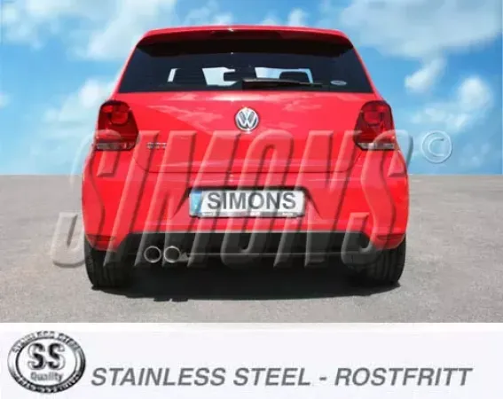 Vista posteriore di una Polo GTI rossa con impianto di scarico sportivo in acciaio inox montato da Simons. Sono visibili i terminali duplex a sinistra, il portatarga, il logo VW e le luci posteriori. Sullo sfondo si intravede un cielo blu.