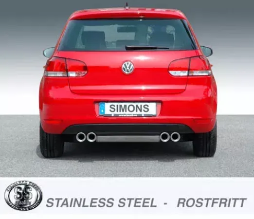 Vista posteriore di una VW Golf VI rossa con sistema di scarico sportivo Simons Duplex montato. I terminali sono posizionati a sinistra e a destra. La targa riporta il nome del produttore "Simons".
