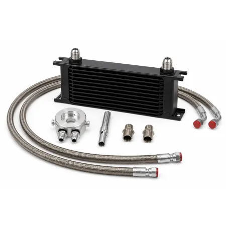 Kit completo radiatore dell'olio per motori VW VR6: radiatore dell'olio nero a 10 file, due tubi flessibili in acciaio con terminali rossi, adattatore per filtro dell'olio rotondo argentato, vite di prolunga e due raccordi. Sfondo bianco.
