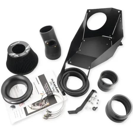 Kit aspirazione RamAir Proram per Toyota GR Yaris: scudo termico nero, tubo aspirazione, filtro aria RamAir, materiale e istruzioni di montaggio. Componenti su sfondo bianco. Ottimizza il flusso d'aria.