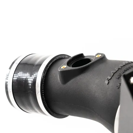 Immagine dettagliata del kit di aspirazione RamAir Proram per la Toyota GR Yaris. Il kit è composto da un tubo di aspirazione nero con fascette argentate e un raccordo. Sullo sfondo si intravede uno sfondo bianco neutro.