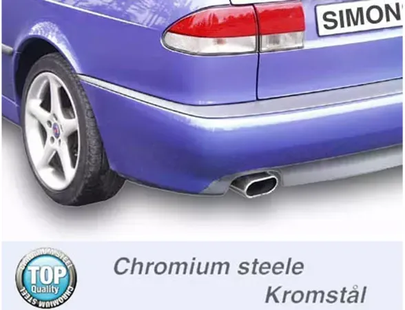 Vista posteriore di una SAAB 9-3 Aero blu. Si notano il fanale posteriore, uno pneumatico e il terminale angolare in acciaio cromato dell'impianto di scarico sportivo Simons. Il terminale è posizionato al centro sotto il paraurti.
