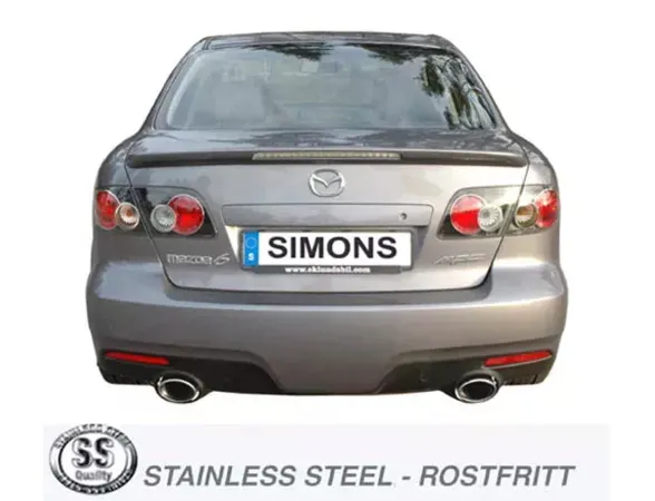 Vista posteriore di una Mazda 6 MPS grigia con scarico sportivo Simons montato. I terminali di scarico duplex da 90/120 mm sono visibili al centro della parte posteriore del veicolo, sotto i fari posteriori. È applicata una targa con la scritta "Simons".