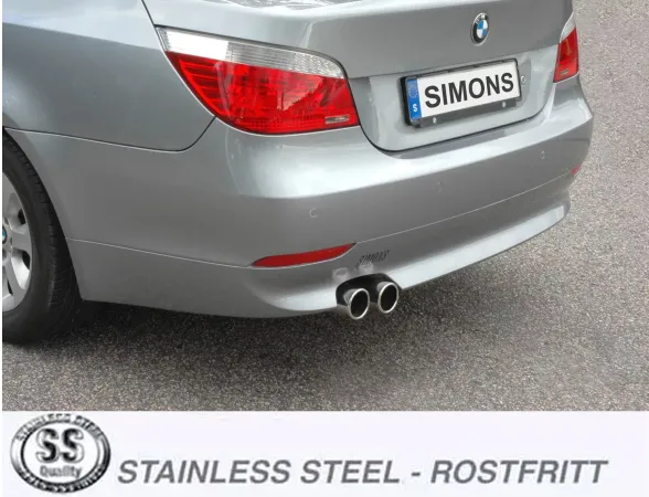 Vista posteriore di una BMW Serie 5 E60 berlina color argento. Visibili fanali e paraurti posteriori e due terminali di scarico rotondi in acciaio inox dell'impianto sportivo Simons. Targa "Simons".