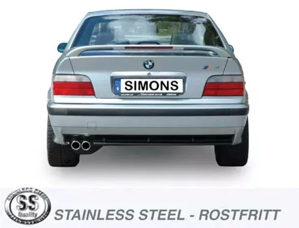 Vista posteriore di una BMW E36 argento con sistema di scarico sportivo Simons. Le estremità dei doppi tubi sono visibili sotto il paraurti. Targa "Simons" applicata. Veicolo con spoiler posteriore. Logo della qualità dell'acciaio inossidabile visibile.