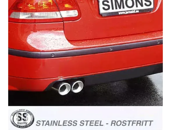 Primo piano della parte posteriore di una SAAB 9-3 rossa con scarico sportivo Simons. Due terminali angolari di colore argento sulla sinistra. Il logo Simons con la scritta "Stainless Steel - Rostfritt" è visibile nella parte inferiore.