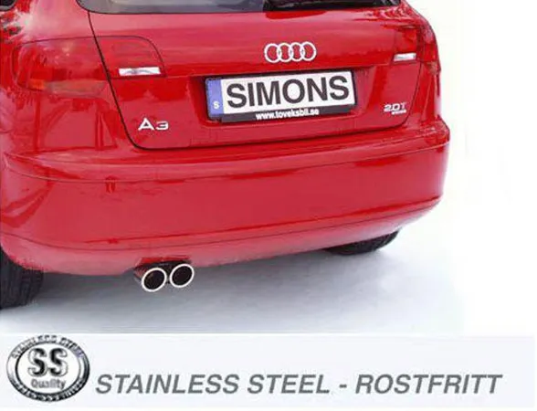 Vista posteriore di A3 Sportback rossa con targa Simons e scarico sportivo in acciaio inox 2x80 mm con due terminali lucidi. In basso si vede il logo dell'acciaio inossidabile e la scritta "Stainless Steel - Rostfritt".
