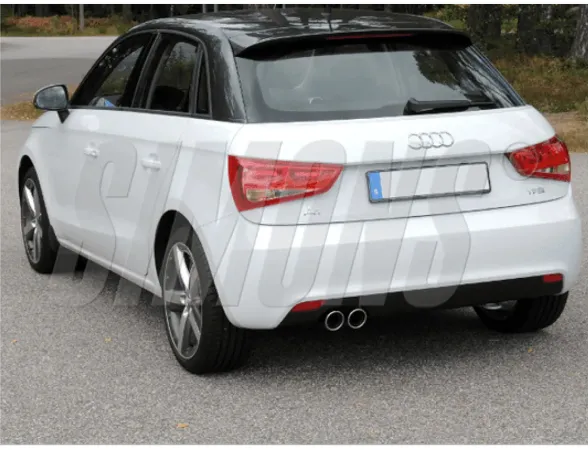 Vista posteriore di un'Audi A1 bianca con tetto nero. Sono visibili le luci posteriori, il logo Audi, la targa e l'impianto di scarico sportivo in acciaio inox Simons con 2 terminali (2x80 mm).