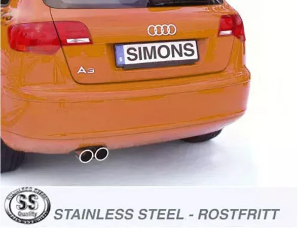 Vista posteriore di un'Audi A3 Sportback arancione. Sotto la targa con logo Simons si vedono due terminali rotondi argentati dell'impianto di scarico sportivo in acciaio inox. Logo "Stainless Steel" in basso.