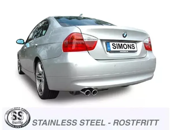 Vista posteriore di una BMW E90 LCI argento con impianto di scarico sportivo Simons montato. Sono visibili i terminali di scarico, 2x80 mm. Targa con scritta "Simons". Sotto: Loghi con scritta "STAINLESS STEEL - ROSTFRITT".