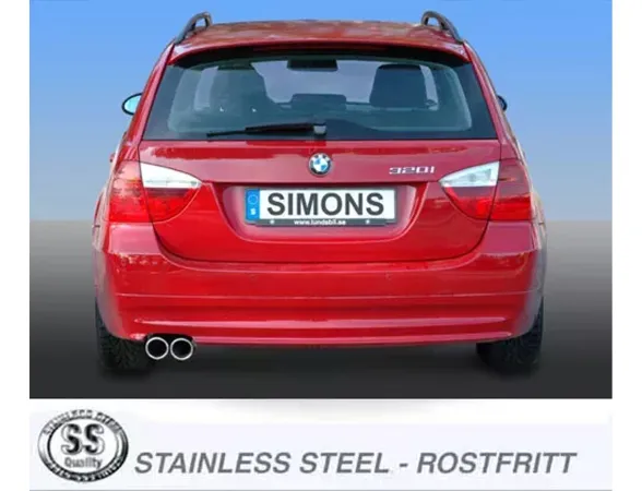 Vista posteriore di una BMW E90 rossa con sistema di scarico sportivo Simons. I terminali, 2x80 mm, sono posizionati al centro sotto il paraurti. La targa riporta il marchio "Simons".