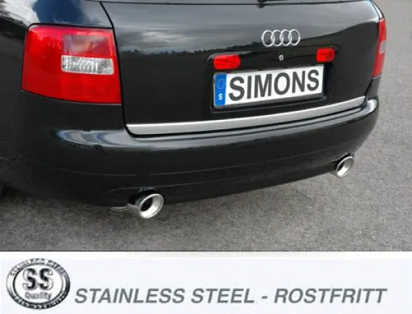 Vista posteriore di un'Audi A6 (C5) nera con sistema di scarico sportivo Simons Duplex. Sono visibili due terminali di scarico rotondi e argentati. La targa riporta il nome "Simons". Le luci posteriori sono rosse.