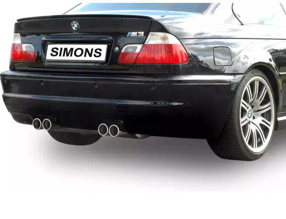 Vista posteriore di una BMW E46 M3 coupé/convertibile nera con installato l'impianto di scarico sportivo in acciaio inox Simons. I terminali duplex (2x80 mm) sono visibili al centro sotto il paraurti. La targa reca la scritta "Simons".