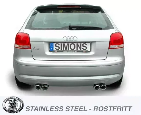 Vista posteriore di un'Audi A3 argento (8P) con sistema di scarico sportivo Simons. Il sistema duplex con due terminali (2x80 mm) a sinistra e a destra è chiaramente visibile. Targa con scritta "Simons". Logo "Stainless Steel" in primo piano.