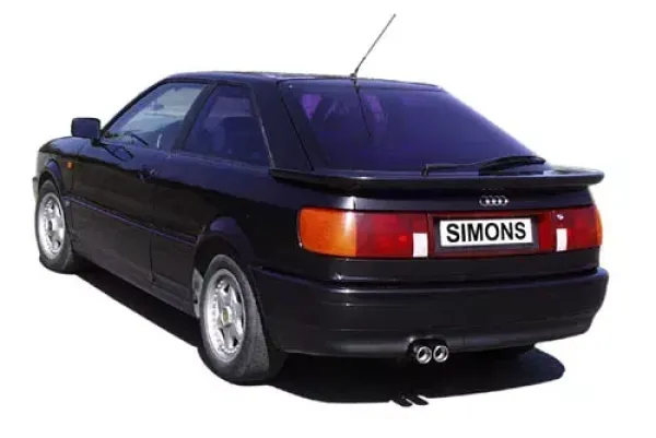 Vista posteriore di un'Audi Coupé Tipo 89 nera con spoiler posteriore e impianto di scarico sportivo Simons. I terminali sono da 2x70 mm e sono in acciaio inox. La targa riporta la scritta "Simons".