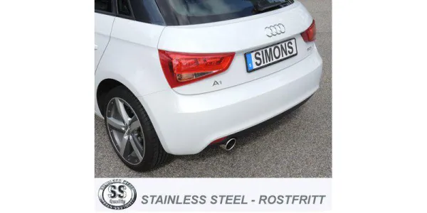 Vista posteriore di un'Audi A1 bianca. L'attenzione è rivolta allo scarico sportivo in acciaio inox Simons con terminale da 1x90 mm, montato sotto il paraurti. La targa riporta il marchio "Simons". Nell'area inferiore è visibile il logo "Stainless Steel".