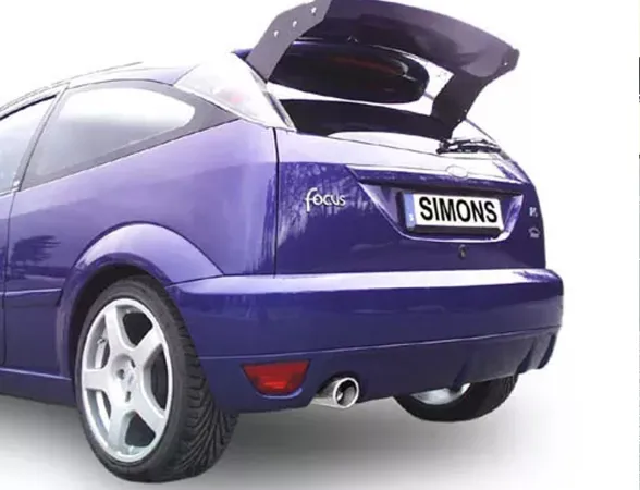 Vista posteriore di una Ford Focus RS MK1 blu. La vettura presenta un grande spoiler posteriore e una targa Simons. È visibile lo scarico sportivo in acciaio inox. Il volante è color argento. La scritta "Focus" è presente sul portellone posteriore.
