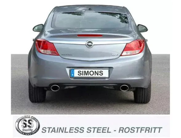 Vista posteriore di una Opel Insignia grigia con sistema di scarico sportivo duplex. Sono visibili due terminali rotondi. La targa riporta il nome "Simons". In basso è presente il logo Simons con la scritta "STAINLESS STEEL - ROSTFRITT".