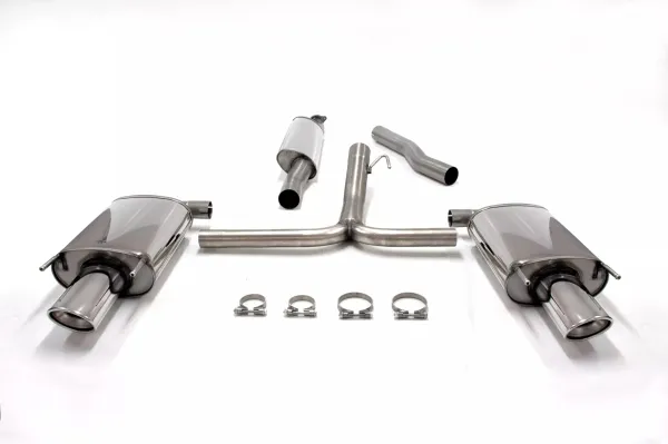 Parti dello scarico in acciaio inox argentato su sfondo bianco. Due terminali ovali duplex anteriori, tubi, un silenziatore e quattro fascette per tubi posteriori. Simons set di scarico sportivo per Opel Insignia.