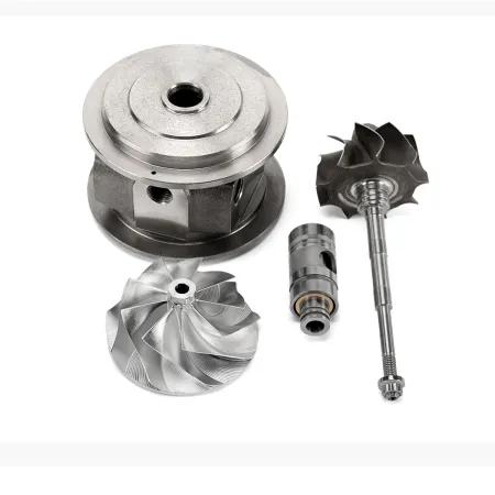 L'immagine mostra un turbocompressore ibrido GEN II K04-064 smontato per motori 2.0 TFSI EA888. Si vedono l'alloggiamento compressore, la ruota in alluminio billet, il doppio cuscinetto a sfera in ceramica e la ruota turbina con albero.