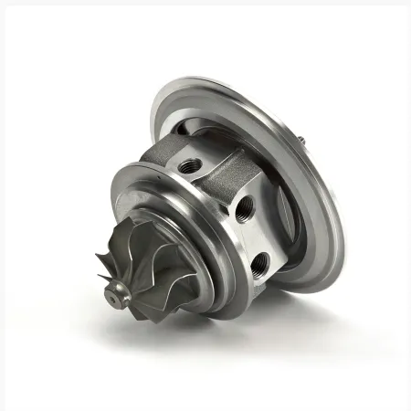 Primo piano di un upgrade turbocompressore K04-064 Hybrid GEN II in metallo argentato. Ruota compressore fresata a nove pale, alloggiamento rotondo con fori filettati. Su cuscinetti a sfera per 2.0 TFSI EA888.