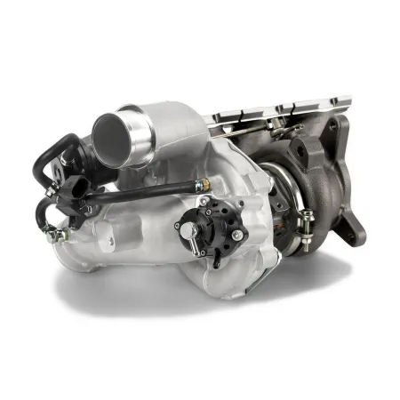 Primo piano dell'aggiornamento turbocompressore K04-064 Hybrid GEN II, con componenti metallici argentati e neri. Tubi e viti neri visibili evidenziano il design complesso. Componenti su cuscinetti a sfera.