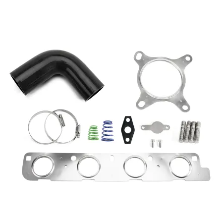 L'immagine mostra un kit di aggiornamento del turbocompressore per motori 2.0 TFSI EA888. Su uno sfondo bianco sono visibili un tubo in silicone nero, due fascette stringitubo, molle, viti, guarnizioni e una piastra di montaggio.