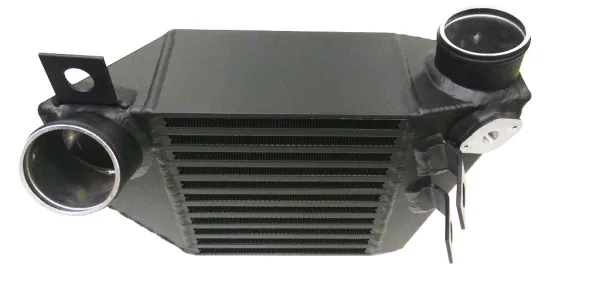 Intercooler in alluminio massiccio grigio scuro con alette di raffreddamento a vista. Alle estremità due raccordi cilindrici e staffe saldate. Componente upgrade per Golf 4/Audi A3 1.8T, per miglior raffreddamento aria sovralimentata.
