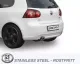 Vista posteriore di una Golf V bianca con sistema di scarico sportivo in acciaio inox 2x80 mm montato da Simons. L'auto ha cerchi scuri e il copri targa riporta la scritta "Simons". In primo piano c'è un logo con la scritta "STAINLESS STEEL - ROSTFRITT".