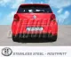 Vista posteriore di una Polo GTI rossa con impianto di scarico sportivo in acciaio inox montato da Simons. Sono visibili i terminali duplex a sinistra, il portatarga, il logo VW e le luci posteriori. Sullo sfondo si intravede un cielo blu.