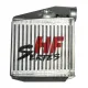 Primo piano frontale di un intercooler della Serie HF di colore argento, realizzato in alluminio e dotato di alette di raffreddamento. Il logo della serie è stampato sul radiatore in rosso e nero. Nella parte superiore è visibile un raccordo.