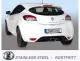 Vista posteriore di una Renault Mégane III RS bianca. La targa riporta la scritta "SIMONS". Al centro è visibile un unico terminale di scarico sportivo ovale in acciaio inox. Sotto la vettura è riportata la scritta "STAINLESS STEEL - ROSTFRITT".