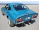 Vista posteriore di una Opel GT 1900 di colore turchese con impianto di scarico sportivo duplex di Simons. La targa riporta il nome del marchio. Sono visibili due terminali di scarico ovali, incassati nel paraurti cromato sotto le luci posteriori rotonde.