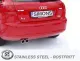 Vista posteriore di A3 Sportback rossa con targa Simons e scarico sportivo in acciaio inox 2x80 mm con due terminali lucidi. In basso si vede il logo dell'acciaio inossidabile e la scritta "Stainless Steel - Rostfritt".