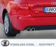 Primo piano del posteriore rosso di un'Audi A5 con sistema di scarico sportivo Simons. I terminali sono da 2x80 mm e sono in acciaio inox. Sono visibili la targa e le luci posteriori. L'auto è appoggiata su una superficie piana.