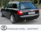 Audi A6 (C5) Avant/station wagon nera, vista posteriore, con impianto di scarico sportivo duplex argentato e terminali da 100 mm. La targa reca la scritta "Simons". In primo piano il logo "Stainless Steel".
