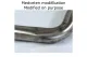 Primo piano di un tubo in acciaio inox piegato per scarico sportivo Simons. Argento lucido con lievi segni di usura. Sul tubo: Modifica Medveten Modificato di proposito. Componente per BMW F30 320i, 328i.