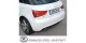 Vista posteriore di un'Audi A1 bianca. L'attenzione è rivolta allo scarico sportivo in acciaio inox Simons con terminale da 1x90 mm, montato sotto il paraurti. La targa riporta il marchio "Simons". Nell'area inferiore è visibile il logo "Stainless Steel".
