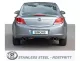 Vista posteriore di una Opel Insignia grigia con sistema di scarico sportivo duplex. Sono visibili due terminali rotondi. La targa riporta il nome "Simons". In basso è presente il logo Simons con la scritta "STAINLESS STEEL - ROSTFRITT".
