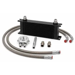 Kit completo radiatore dell'olio per motori VW VR6: radiatore dell'olio nero a 10 file, due tubi flessibili in acciaio con terminali rossi, adattatore per filtro dell'olio rotondo argentato, vite di prolunga e due raccordi. Sfondo bianco.
